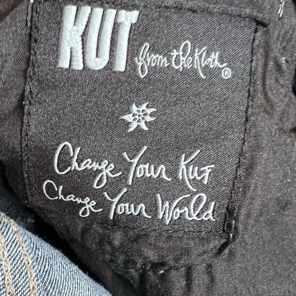 Kut from the Kloth low rise slightly distressed straight leg blue jeans size 8